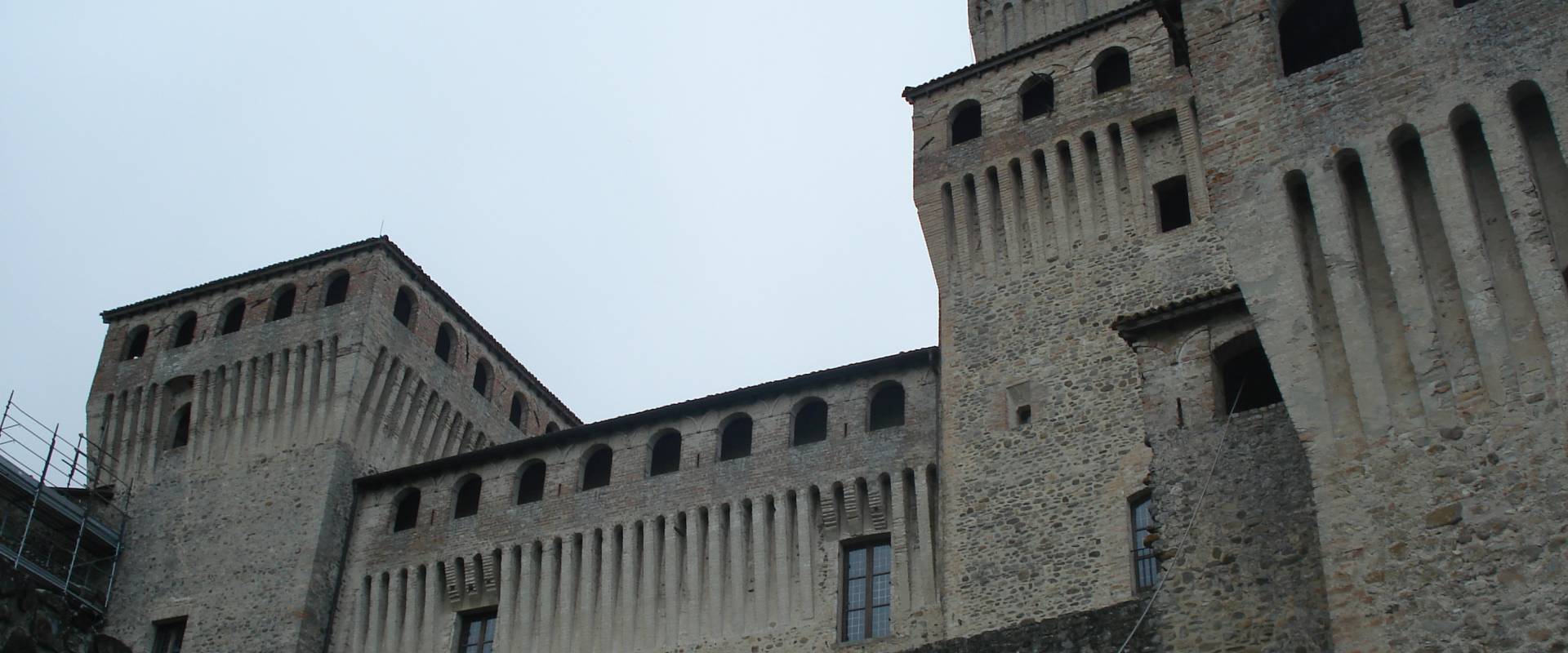 Castello di Torrechiara 01 photo by Postcrosser